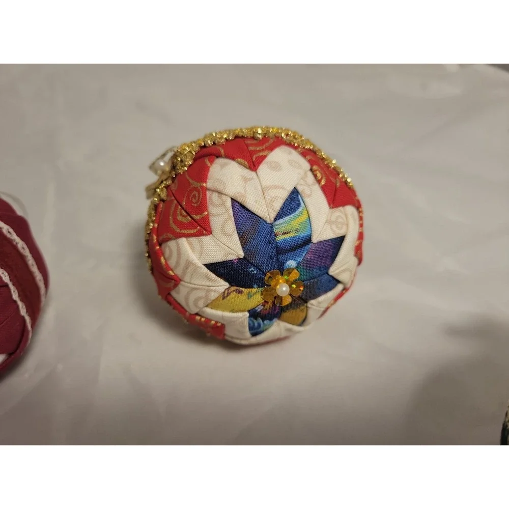 HANDMADE FABRIC FOLDED Quilted‎ HOLIDAY RIBBON CHRISTMAS ORNAMENT BALL Set of 6